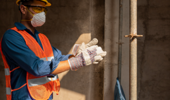 side-view-man-with-safety-equipment AJUSTADA