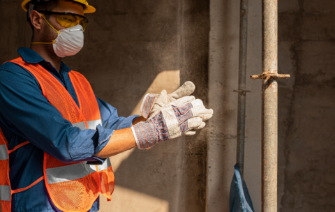 side-view-man-with-safety-equipment AJUSTADA