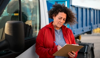 professional-female-driver-with-van-wagon-car AJUSTADA