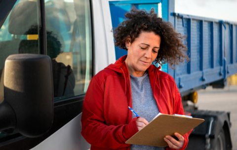 professional-female-driver-with-van-wagon-car AJUSTADA