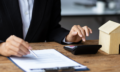 businesswoman-real-estate-agent-reading-contract-documents-calculating-real-estate-budget AJUSTADA