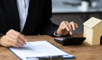 businesswoman-real-estate-agent-reading-contract-documents-calculating-real-estate-budget AJUSTADA