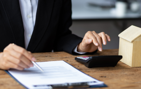 businesswoman-real-estate-agent-reading-contract-documents-calculating-real-estate-budget AJUSTADA