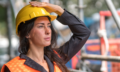 portrait-construction-worker-holding-fixing-her-safety-helmet AJUSTADA