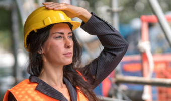 portrait-construction-worker-holding-fixing-her-safety-helmet AJUSTADA