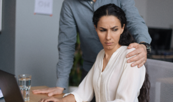 workplace-harassment-male-boss-touching-his-young-female-assistant-while-she-is-working-laptop AJUSTADA