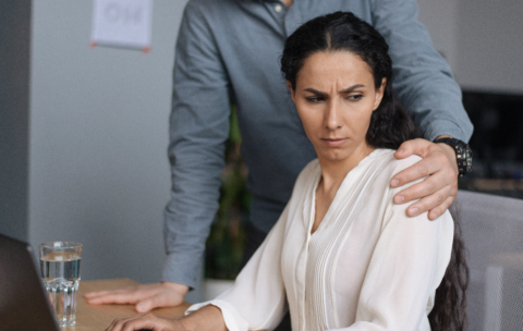 workplace-harassment-male-boss-touching-his-young-female-assistant-while-she-is-working-laptop AJUSTADA